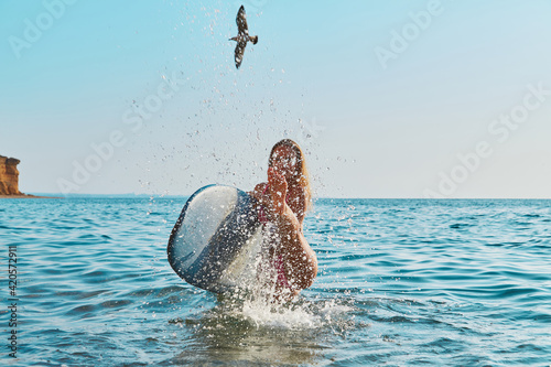 Canvas Print Woman having fun in ocean, spray with water