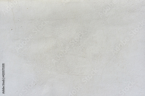 Trozo de pared blanca con defectos,grietas y manchas, con textura aspera y manchas. Fachada tipica de las casas blancas de Ibiza,España
