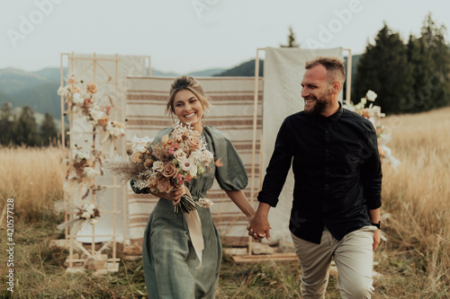 Intimate and discreet wedding ceremony in nature. Wedding adapted to the conditions of the pandemic