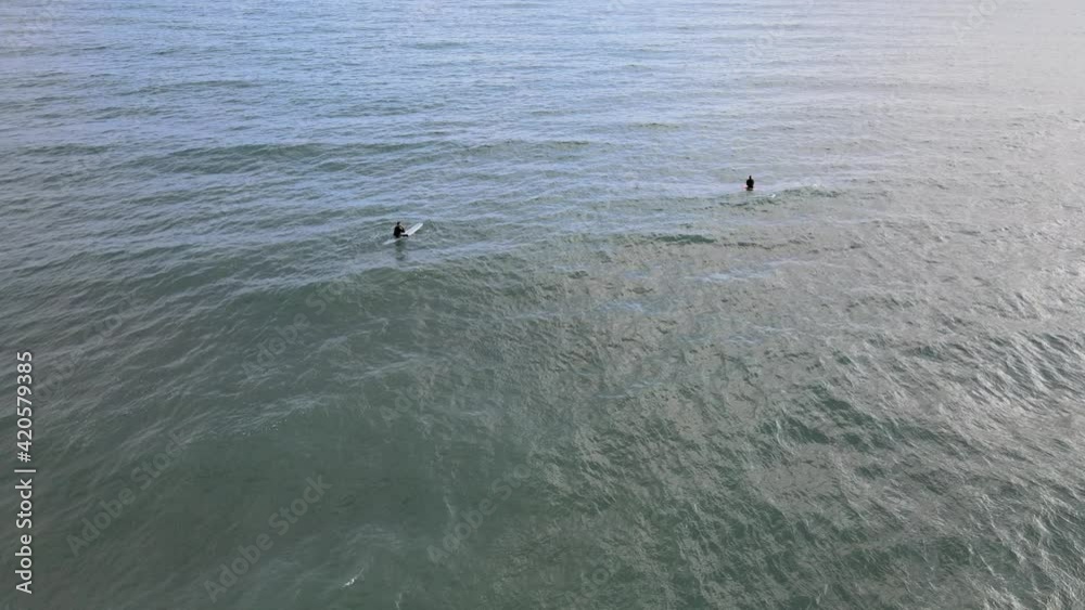 4K PERSONAS PRACTICANDO SURF EN LA PLAYA 4K PERSONAS PRACTICANDO SURF EN LA PLAYA