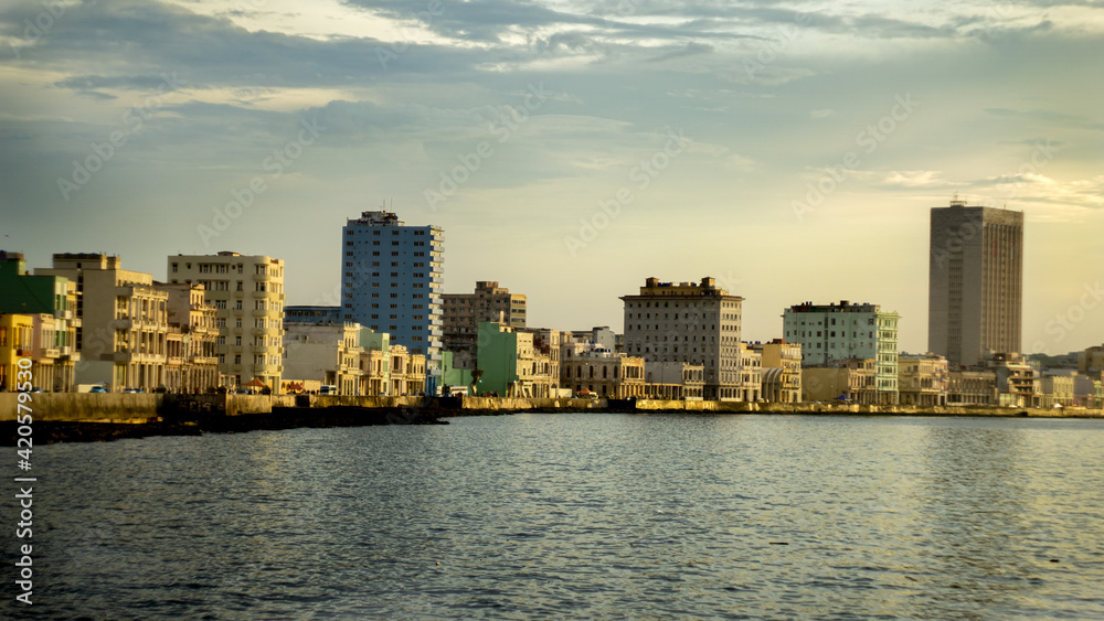 Fototapeta premium city skyline at sunset
