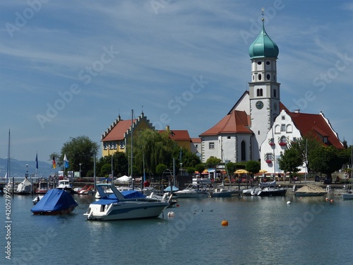 St.-Georg-Kirche in Wasserburg mit Bodensee und Segelbooten