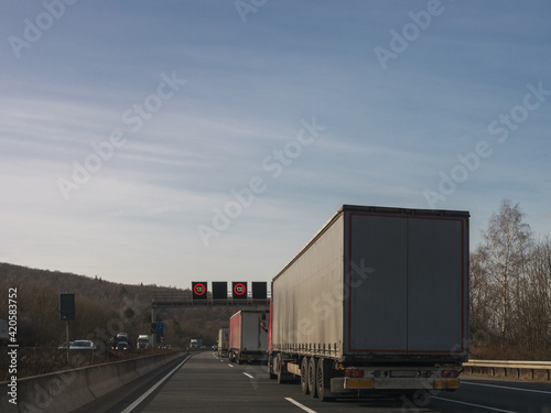 LKWs auf der Autobahn © AdKrieger