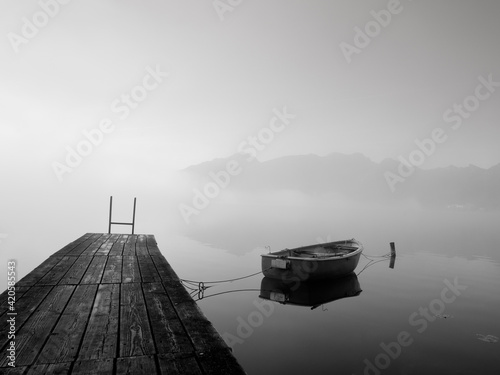 See am Morgen mit Boot Steeg und Nebel photo