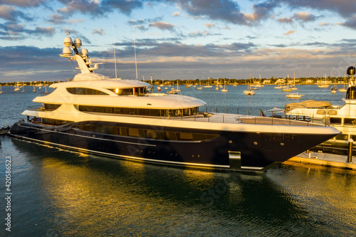 Fotografie Megayachts Moored at Rybovich Superyacht Marina