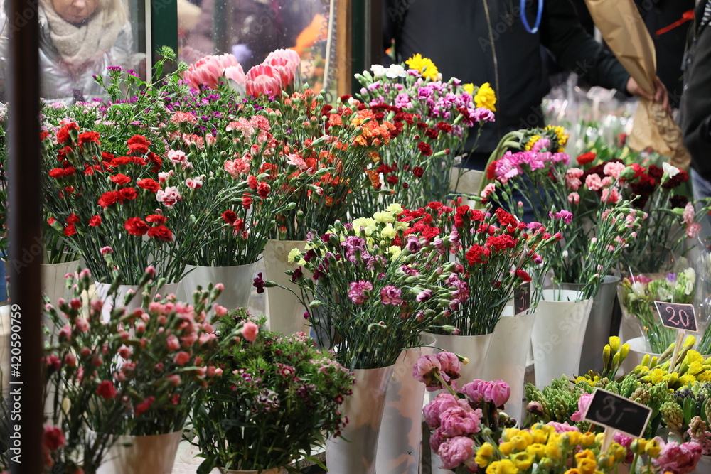 Piękne kwiaty w kwiaciarni na wrocławskim rynku. Dzień kobiet.  - obrazy, fototapety, plakaty 