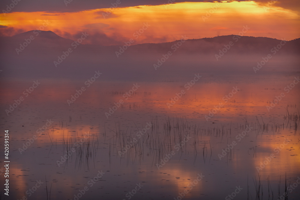 Obraz premium USA, New York, Adirondack State Park. Sunrise on Raquette Lake.