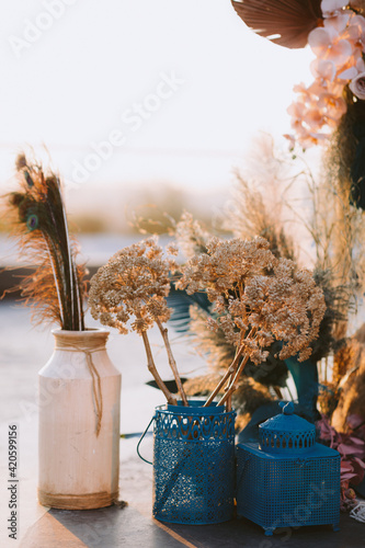 Small details with flowers and feathers