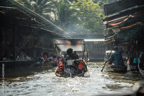 Obraz na płótnie Famous Floating Market in Thailand, Damnoen Saduak Floating Market, Local People and Tourists Visiting by Boat, Ratchaburi, Thailand. w salonie