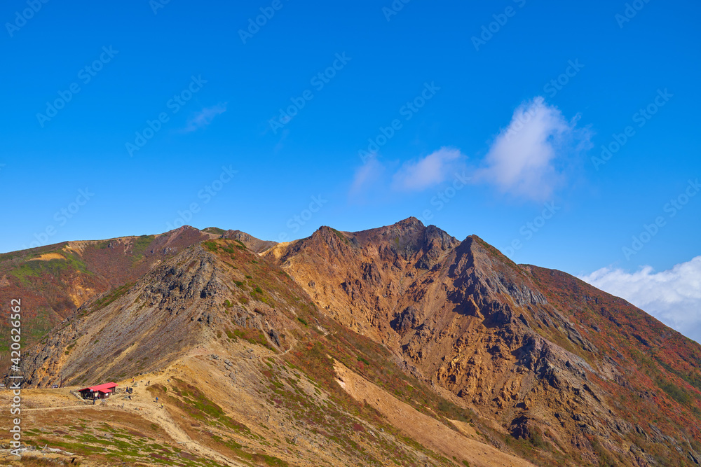 秋の栃木県 那須岳(茶臼岳)の北側の麓から朝日岳、剣が峰方面を見る