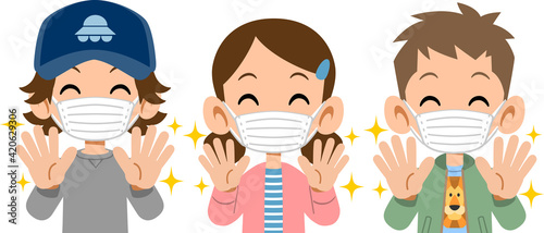 手洗いをしてマスクをつけた笑顔の三人の子どもたちの上半身
