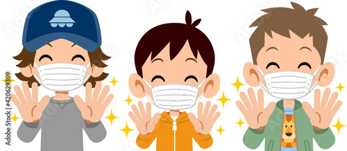 手洗いをしてマスクをつけた笑顔の三人の男子の上半身
