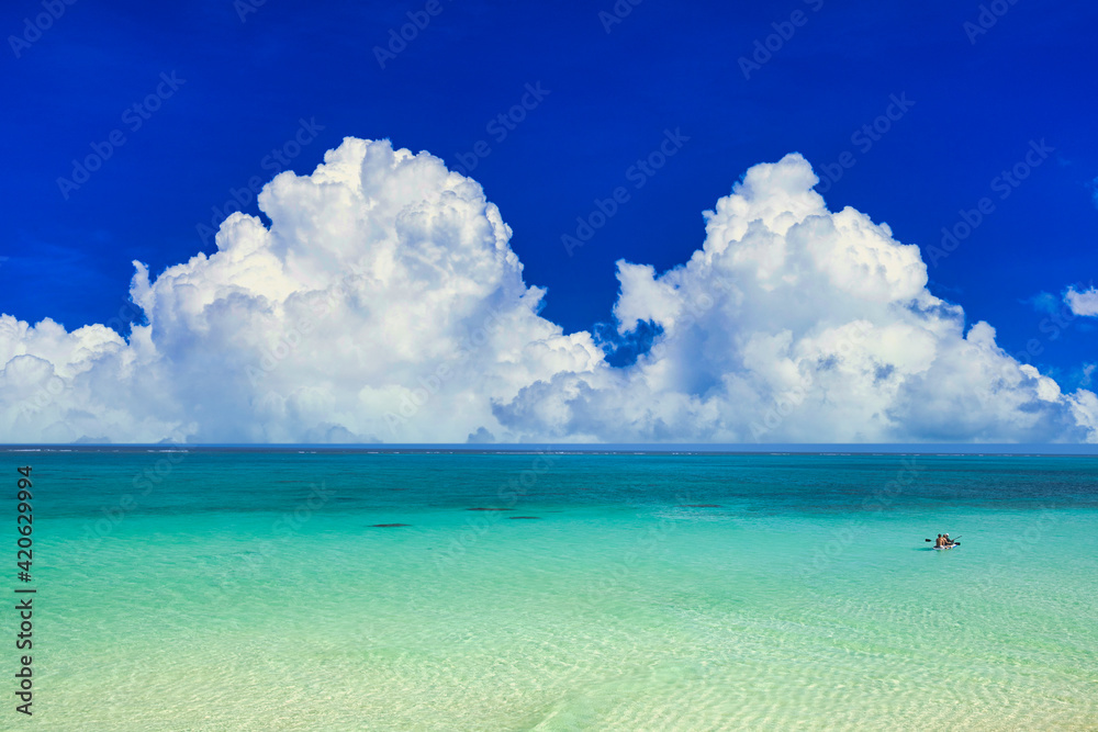 Fototapeta premium 沖縄の美しいサンゴ礁の海と雲 