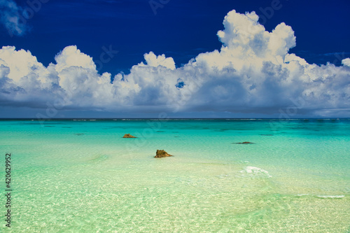 Fototapeta Naklejka Na Ścianę i Meble -  沖縄の美しいサンゴ礁の海と雲