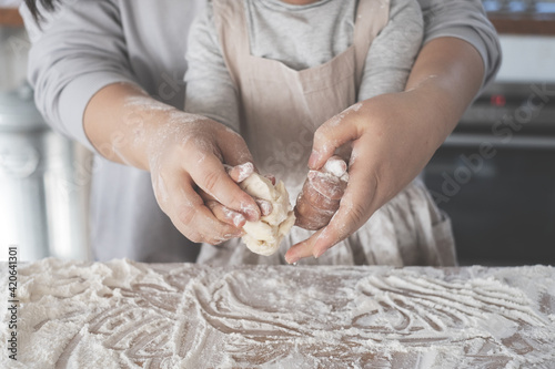 クッキー作りをする親子の手
