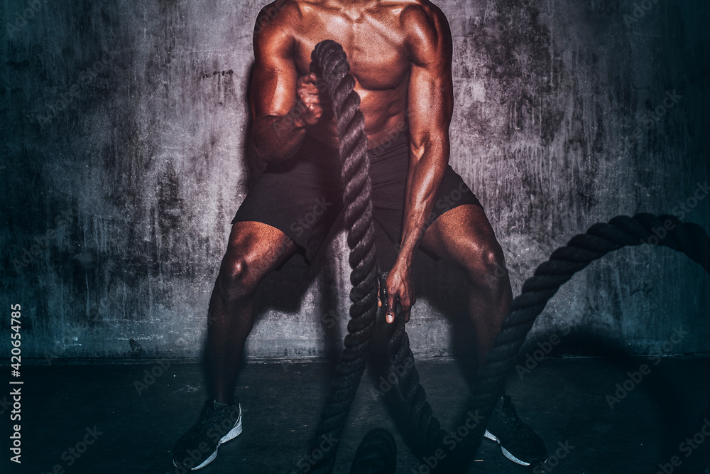 Obraz premium Strong man creating waves with battling ropes