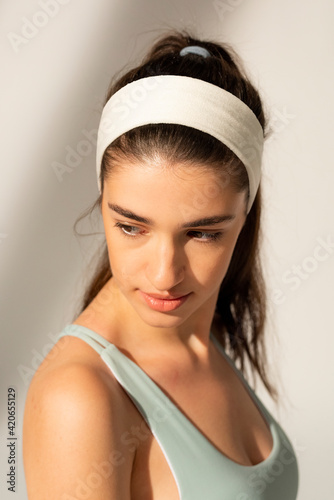 Fotografia Sporty woman in white headband apparel photoshoot