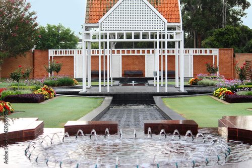Fototapeta Water feature fountains and a pavilion in the Garden of Remembrance at the Sydne