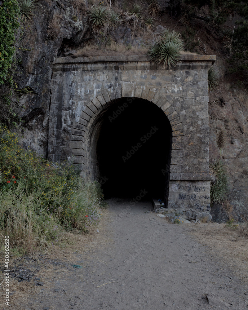 Entrada al tunel oscuro.