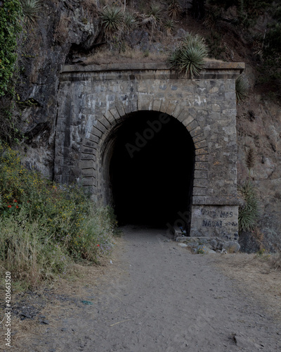 Entrada al tunel oscuro.