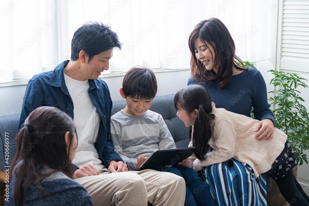 タブレットPCを見る日本人家族 タブレットPCを見る日本人家族