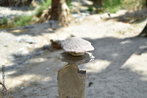 Stein Skulptur auf sandigem Boden