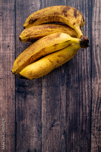 quatre bananes à la peau tachée