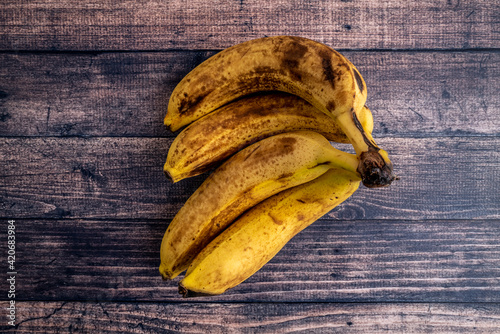 quatre bananes à la peau tachée