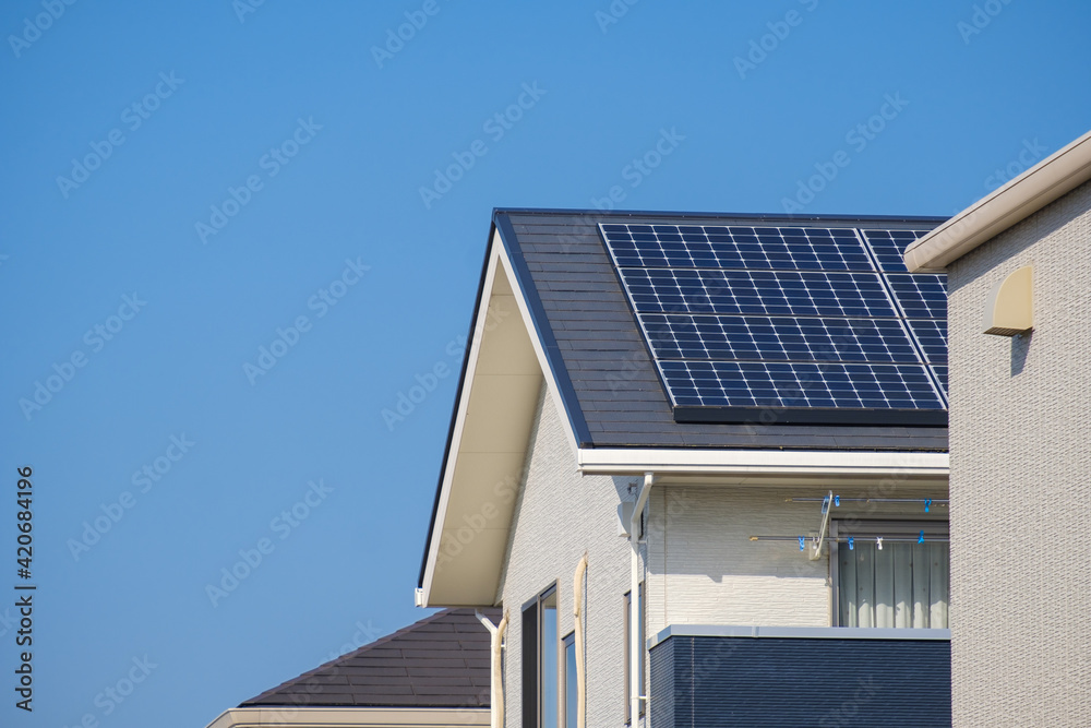 ソーラーパネルのある家　太陽光　発電　エコシステム