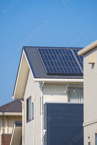 ソーラーパネルのある家 太陽光 発電 エコシステム