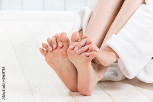 足をマッサージする女性 © kei907