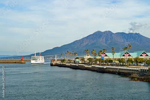 桜島フェリーと桜島　鹿児島県鹿児島市 photo