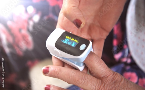 pulse oximeter used to measure pulse rate and oxygen levels
