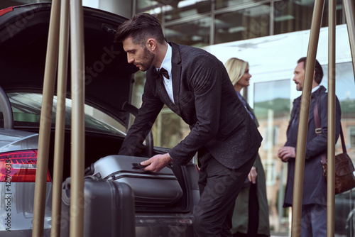 Foto One of the hotel porters duties is handling guests luggage