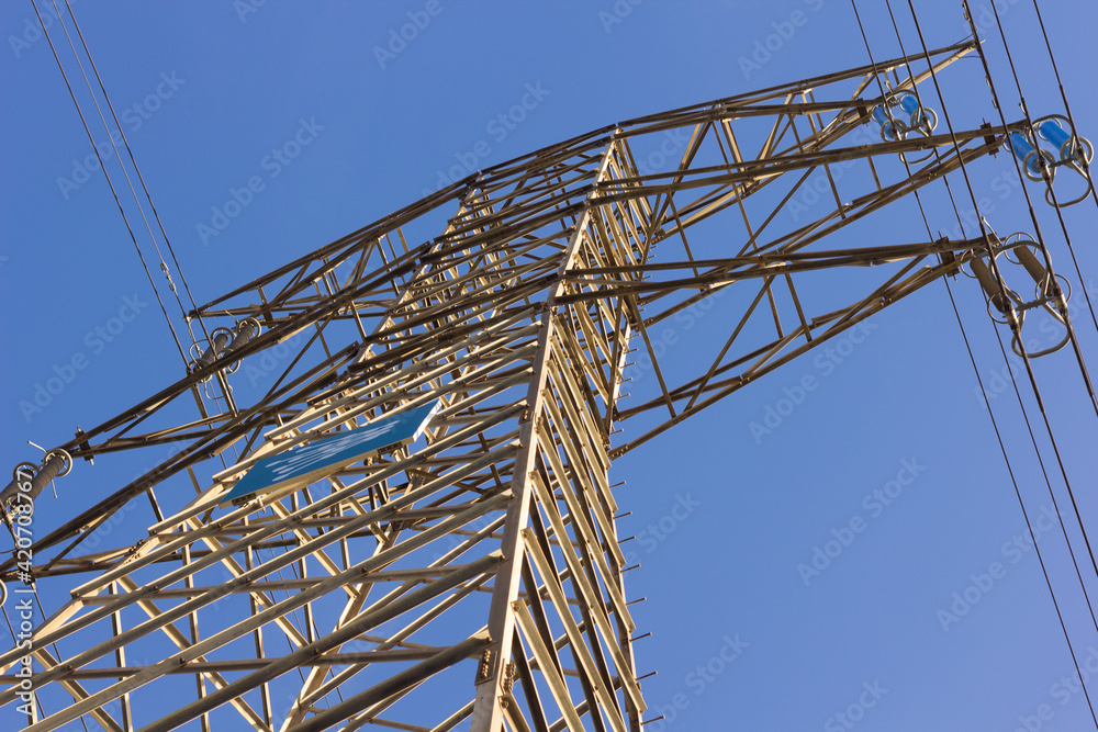 Electric tower for transporting electrical energy Electric tower for transporting electrical energy