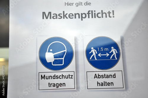 Maskenpflicht, Hinweisschild zum tragen einer Maske. photo
