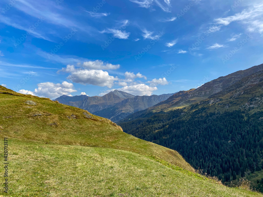 alpenpanorama oberhalb von vals in graubünden