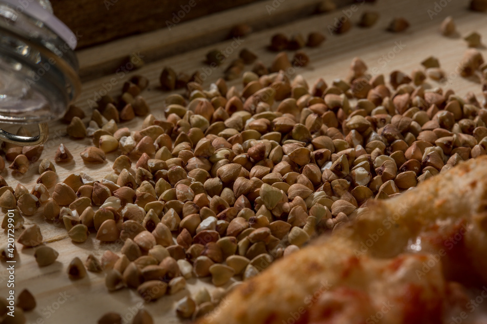 Obraz premium chicchi di grano in un tavolo di legno 