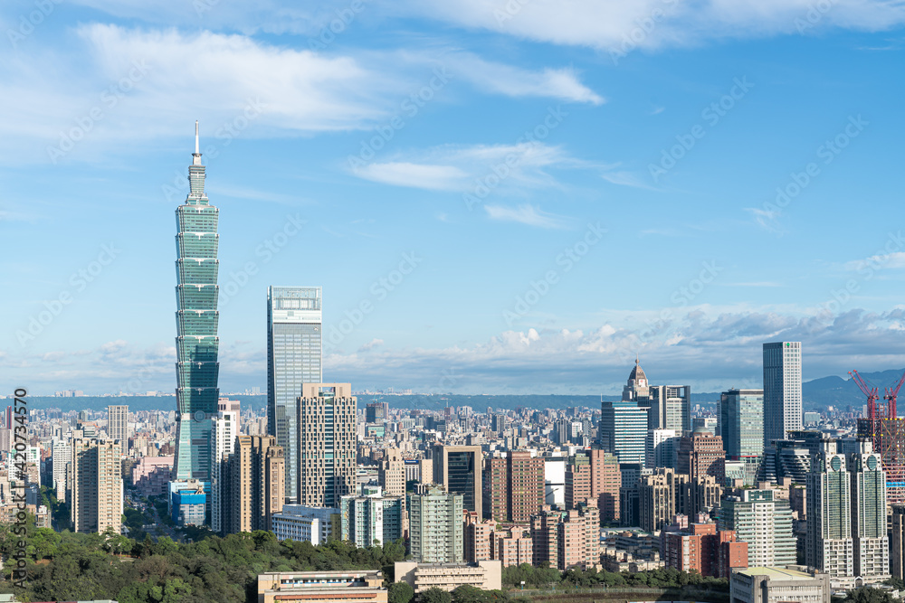 Fototapeta premium Beautiful cloud sky with Taipei city at dawn, Taiwan