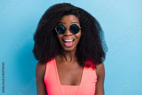 Photo portrait of pretty girl smiling overjoyed wearing glasses in summer isolated vivid blue color background