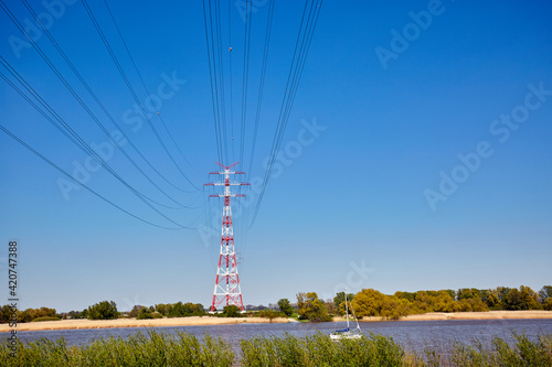 Rot-weiße Strommasten stehen an der Elbe. Deutschland, Hamburg, rot-weiße Strommasten unter blauem Himmel photo