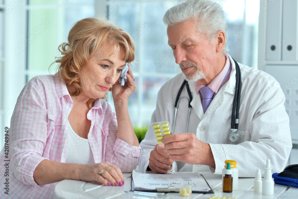 Obraz premium Senior doctor with elderly patient