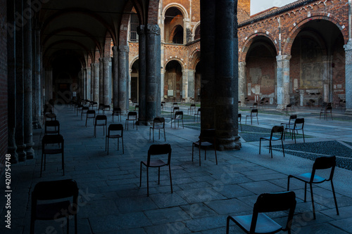 Allestimento per Messa all'aperto con sedie distanziate anti Covid sars 2019