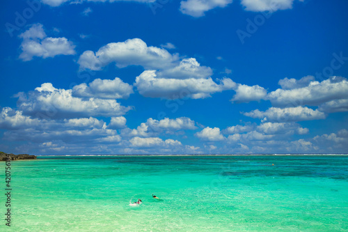 沖縄の美しいサンゴ礁の海と雲