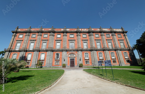 Canvastavla exterior of Royal Palace in Capodimonte park