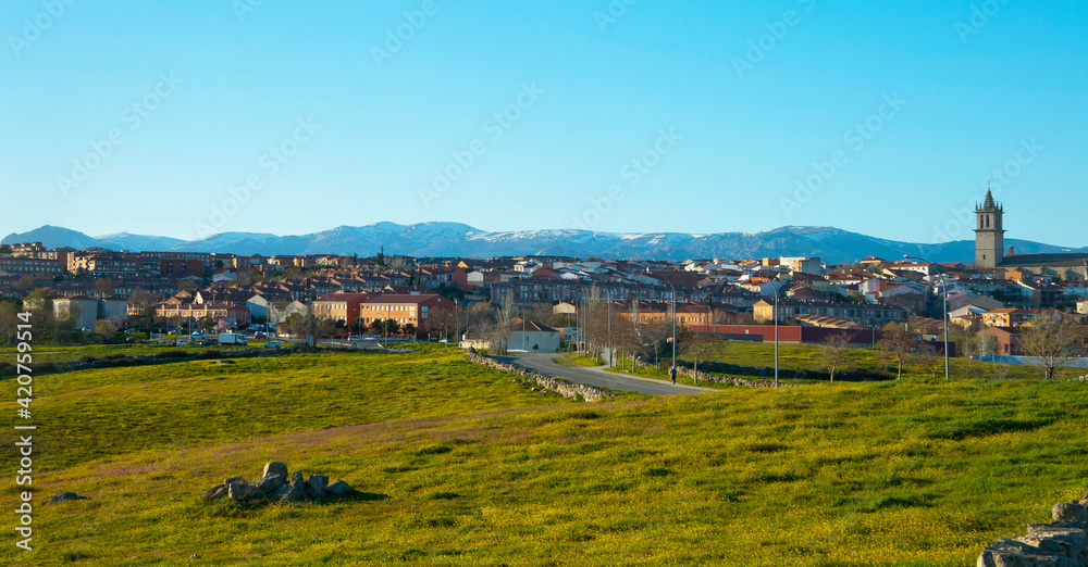 Naklejka premium Colmenar Viejo skyline with the Guadarrama range snowy in the background