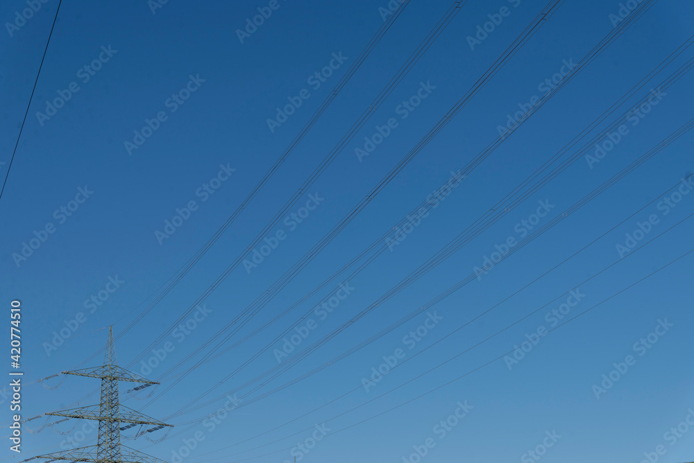 Strommast vor blauem Himmel
