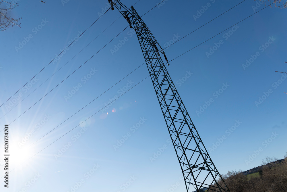 Strommast vor blauem Himmel
