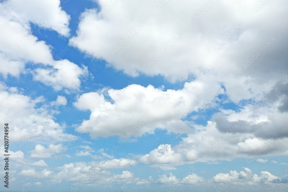 Fototapeta premium Blue sky and clouds holiday In tropical countries summer