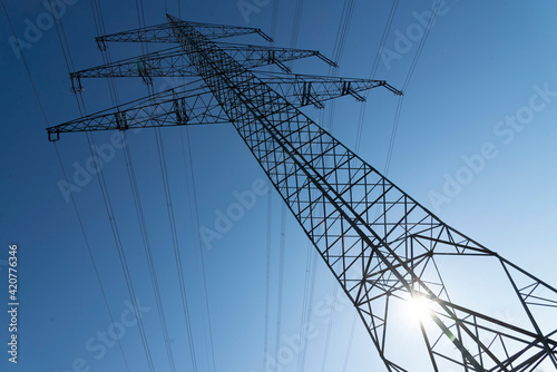 Strommasten vor blauem Himmel
